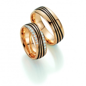 Diamant besetzter goldener Ring mit schwarzen Elementen.