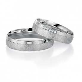 Diamanten besetzter silberner Ring.