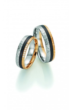 Ausgefallener Ring mit Gold und Silber mit einem Schwarzen verspielten Element.