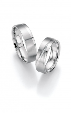 Silberner Ring mit Diamanten.