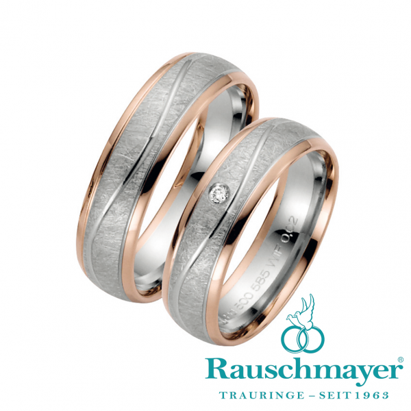 Exklusive Bicolor-Eheringe mit mattierter Silberoberfläche und polierten Roségoldrändern, einer mit einem kleinen Diamanten.